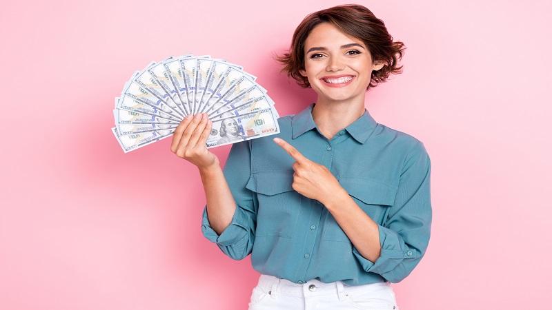 運動彩券預測|女人拿錢微笑 運動彩券預測|女人拿錢微笑